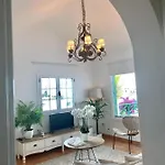 Blue Sky Apartment *